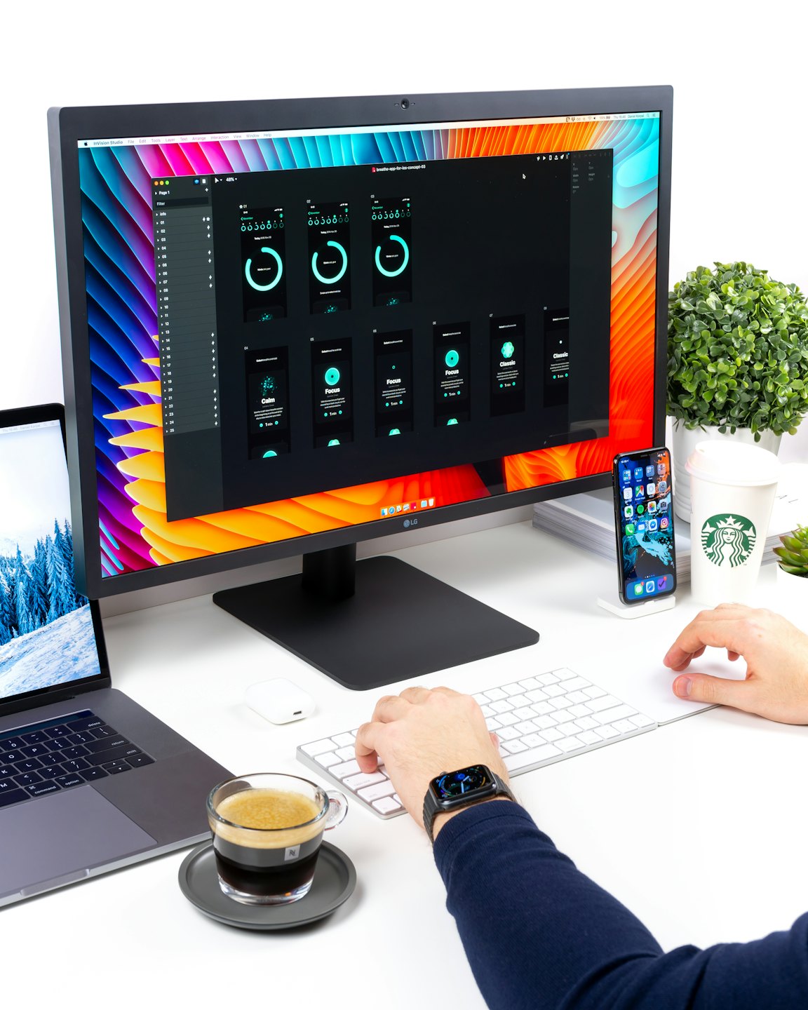 Desainer mengerjakan mockup UI di komputer desktop.